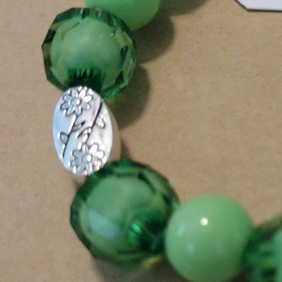 Artemis's Gems custom-made beaded bracelet with metal flower-engraved charms - Picture 2 of 3